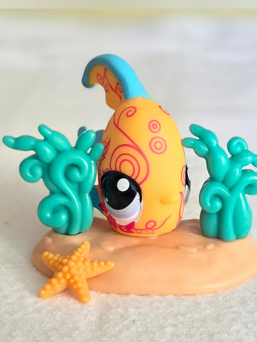 Littlest Pet Shop LPS #1355 POSTCARD PETS tropical fish, stand and a starfish